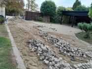 Miko postavljanje granitnih kocki