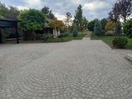 Miko postavljanje granitnih kocki