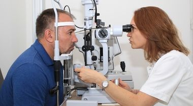 Kompletan oftalmološki pregled (provera dioptrije, merenje očnog pritiska, pregled očnog dna u širokim zenicama) + OCT