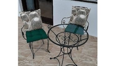 Komplet dve stolice i sto sa staklom ručni rad od kovanog gvožđa