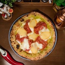 Pizza gourmet (tikvice, ventricina salama, dimljeni skamorca sir)