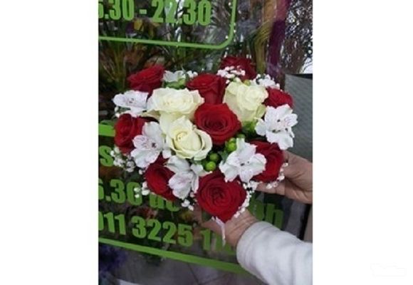 Box srce - bele i crvene ruže