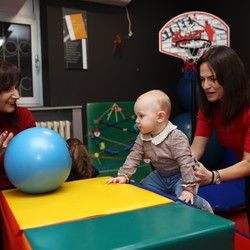 Radionica za mame i bebe ili mlađu decu (0-3 god) stimulacija motoričkog, jezičkog i kognitivnog razvoja i integracija refleksa - mesec dana