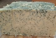 Kozji sir sa plavim plesnima (kozji, rokfort, gorgonzola) izuzetno prošaran, blagog ukusa, blago slan (po kg)