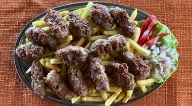 Uštipci (300gr junećeg mesa, slanina kačkavalj, začini) + somun