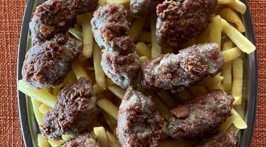 DVE PORCIJE uštipaka (300gr junećeg mesa, slanina kačkavalj, začini) + 2 somuna!