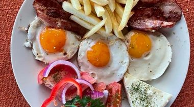 Doručak kuće: 3 jaja, slanina 150gr, sir 100gr, paradajz 50gr, pomfrit 200 gr, somun