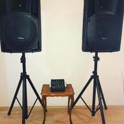 Iznajmljivanje audio opreme: aktivne zvučne kutije Martin Wisman Artx500A x 2 + stalci + mikseta Mackie ProFX6v3, cena po iventu (večeri)