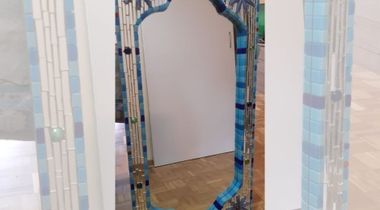 Rezervišite veće unikatno umetničko ogledalo "Orijent" rađeno u tehnici staklenog mozaika! Dimenzije 99x50 cm