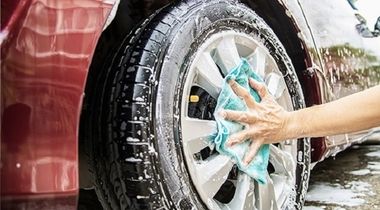 Premium pranje srednjih automobila: detaljno usisavanje, detaljno čišćenje enterijera krpama, premium pranje eksterijera sa felnama