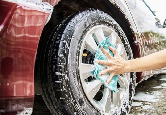 Premium pranje srednjih automobila: detaljno usisavanje, detaljno čišćenje enterijera krpama, premium pranje eksterijera sa felnama
