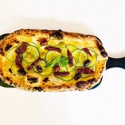 Pizza Zucchine e pomodori secchi