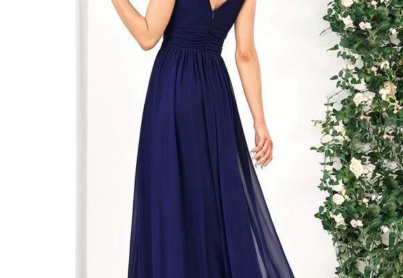 Duga haljina na V izrez, u rojal plavoj i crnoj boji. Dostupne veličine: 2XL, 7XL