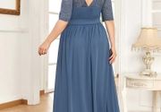 Duga haljina koja se lagano širi od pojasa, sa rukavima od čipke, u plavoj i crnoj boji. Dostupne veličine: 6XL, 7XL