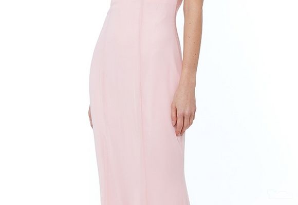 Duga svečana haljina koja prati liniju tela, roze boje sa predivnim detaljima. Dostupne veličine: M