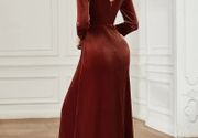 Duga haljina sa rukavima, od pliša predivnog kroja, sa šlicem, u bordo boji. Dostupne veličine: M