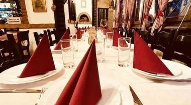 Proslave: predjelo, mešano meso, salate, lepinje, neograničeno piće i muzika, cena po osobi