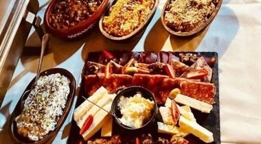 Proslave: mešano meso, salate, lepinje, neograničeno piće i muzika, cena po osobi