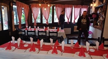 Predjelo (pršut, kačkavalj, sir, kajmak,pečenica), mešano meso (ćevapi, kobasice, pileći batak, vešalice, uštipci), salate, lepinje, neograničeno piće i muzika, cena po osobi