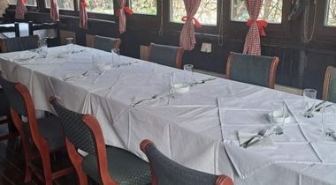 Teleća čorba, mešano meso (ćevapi, kobasice, pileće belo, bataci, vešalice, uštipci), salate, lepinje, štrudle, neograničeno piće, cena po osobi