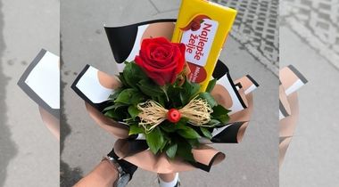 Ruža u aranžmanu sa čokoladom