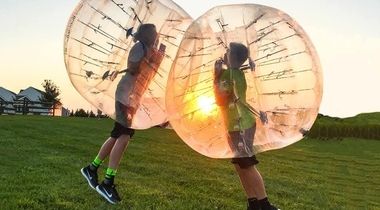 Proslava rođendana u trajanju od 2 sata (do 20 dece) - Standard paket: neograničena hrana i piće za decu, Bubble soccer, Zorb-ball, disko sala, animator, sportske aktivnisti i poligoni
