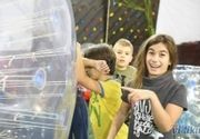 Proslava rođendana u trajanju od 2,5 sata (do 30 dece i 25 draslih) - Premium proslava: neograničena hrana i piće za decu, neograničeno piće za odrasle, Bubble soccer, Zorb-ball, zip line, veštačka stena (Free climbing), animatori, alpinisti, sportske aktivnosti i poligoni, sertifikat za slavljenika