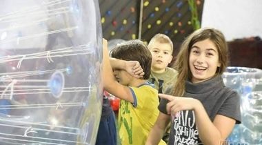Proslava rođendana u trajanju od 2,5 sata (do 30 dece i 25 draslih) - Premium proslava: neograničena hrana i piće za decu, neograničeno piće za odrasle, Bubble soccer, Zorb-ball, zip line, veštačka stena (Free climbing), animatori, alpinisti, sportske aktivnosti i poligoni, sertifikat za slavljenika