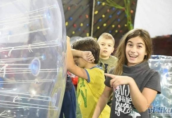 Proslava rođendana u trajanju od 2,5 sata (do 30 dece i 25 draslih) - Premium proslava: neograničena hrana i piće za decu, neograničeno piće za odrasle, Bubble soccer, Zorb-ball, zip line, veštačka stena (Free climbing), animatori, alpinisti, sportske aktivnosti i poligoni, sertifikat za slavljenika