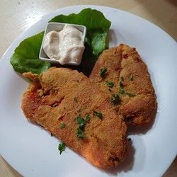 Pileći file na žaru 200gr + pomfrit + kupus + hleb + 2 pića po izboru (kafa, sokovi, pivo)