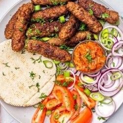 Ćevapi 200gr + pomfrit + kupus + hleb + 2 pića po izboru (kafa, sokovi, pivo)