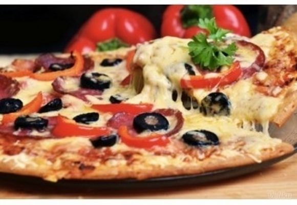 Dve Vespa pizze 32 cm (pelat, kačkavalj, pršuta, šunka, kulen, masline, origano) + dve porcije maslina