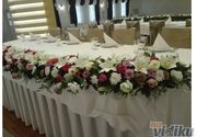 Cvetna rapsodija u dužini od 3 metra za elegantnu dekoraciju mladenačkog stola