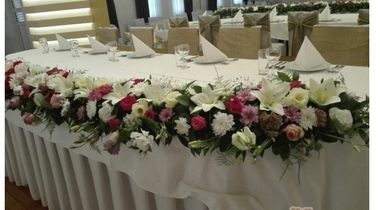 Cvetna rapsodija u dužini od 3 metra za elegantnu dekoraciju mladenačkog stola