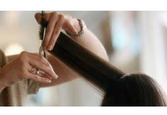 Feniranje + šišanje za kosu srednje dužine