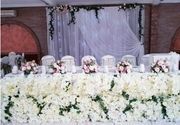 Dekoracija mladenačkog stola sa pozadinom, rasvetom i cvetnom dekoracijom kompletnog stola do 3,5m dužine