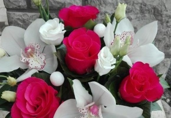 Cvetni aranžman sa ružama i orhidejama