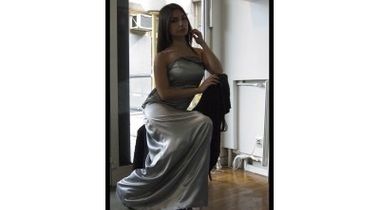 Jedinstvena unikatna elegantna večernja haljina od satena ukrašena ručno srebrnim trakama!