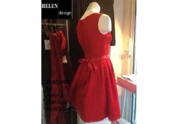 Crvena haljina od čipke, postavljena pamučnim materijalom i ukrašena crvenom satenskom trakom!