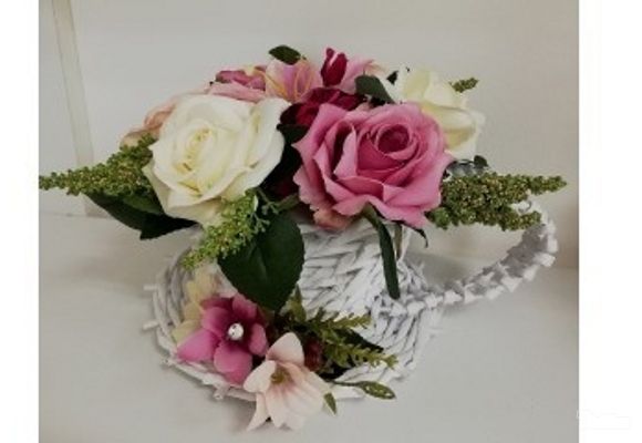 Cvetni aranžman sa umetnim ružama