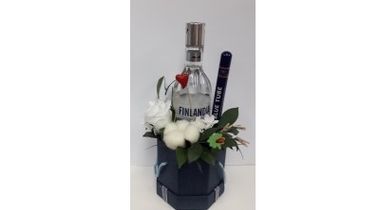 Pokloni za njega - Vodka Finlandia + Cigarilos Blue tube, aranžman sa belom ružom