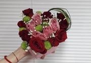 Pokloni za nju - Ruže Ekvador i roze ruže sa hrizantemama sa dekoracijom u kutiji srca