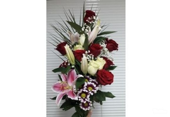 Pokloni za nju - Orjentalni ljiljani + crvene Ekvador i bele Atena ruže sa hrizantemom u dekoraciji