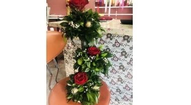 Pokloni za rođendane i krštenja - Ruže Ekvador na tri nivoa u dekoraciji zelenila