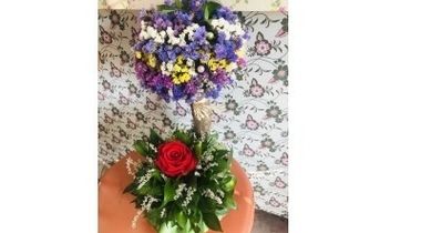 Pokloni za rođendane i krštenja - Mix cveća + ruže na sprat od drveta