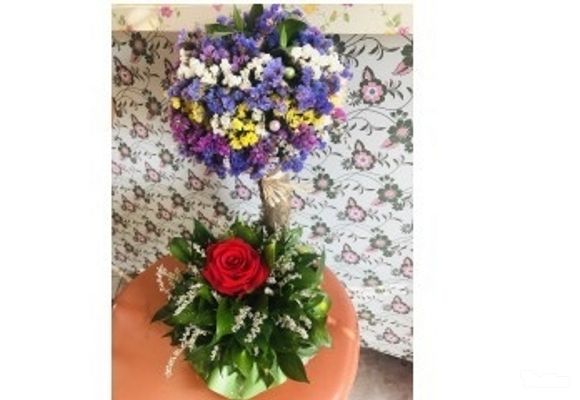 Pokloni za rođendane i krštenja - Mix cveća + ruže na sprat od drveta