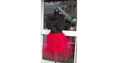 Crvena suknja od tila idealna za maturu, žurke ili večernje izlaske