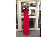 Crvena haljina na jedno rame od sateniziranog pamuka sa atraktivnom čipkom i dugačkim tilom