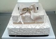 Svadbena torta sa elegantnom mašnom