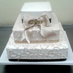 Svadbena torta sa elegantnom mašnom